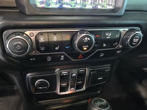 Used 2019 Jeep Wrangler Unlimited Sahara AWD/4WD image 28