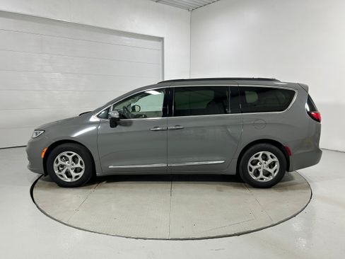 Used 2023 Chrysler Pacifica Limited FWD image 22