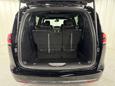 Used 2026 Chrysler Pacifica Limited w/ Uconnect Theater Family Group FWD image 8