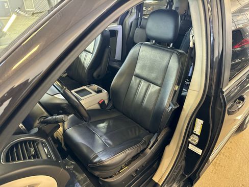 Used 2014 Chrysler Town & Country Touring image 17