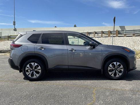 Used 2023 Nissan Rogue SV image 2