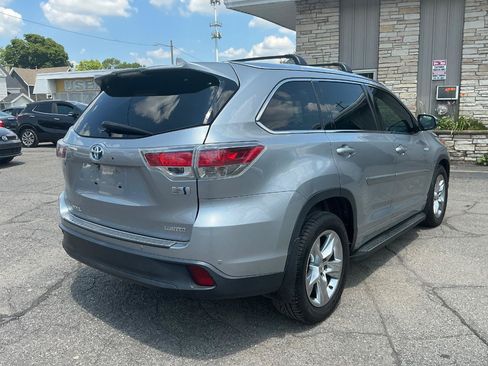 Used 2015 Toyota Highlander Limited w/ Driver Technology Package AWD/4WD image 4