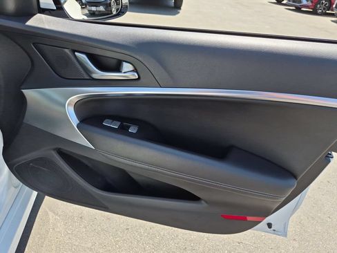 Used 2025 Genesis G70 2.5T RWD image 33