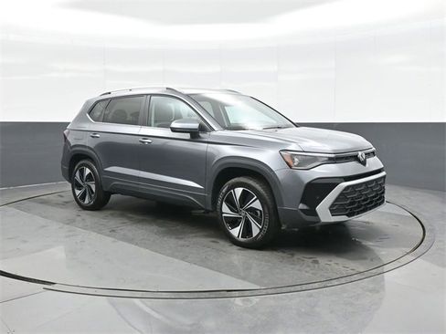 Certified 2025 Volkswagen Taos SE image 1