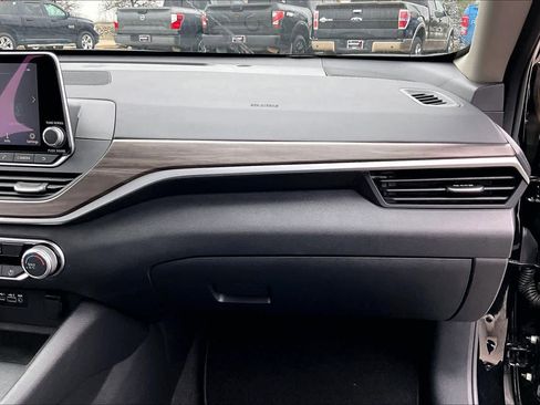 Used 2025 Nissan Altima 2.5 SV image 18