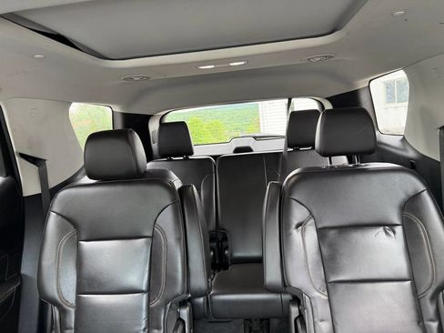 Used 2021 Chevrolet Traverse LT w/ LT Premium Package FWD image 23