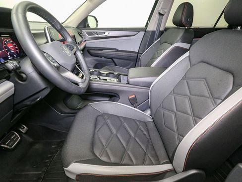Certified 2025 Volkswagen Atlas Peak Edition SE AWD/4WD image 44