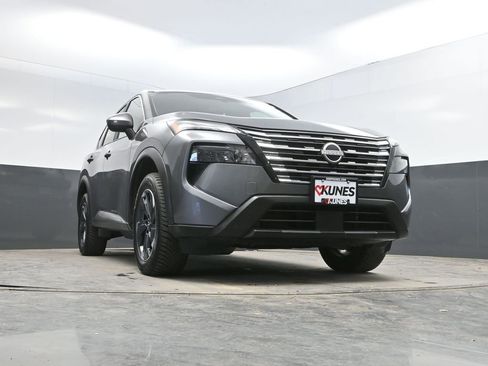 Used 2025 Nissan Rogue SV image 30