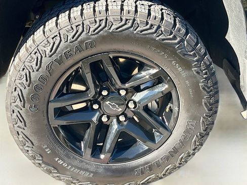 Used 2025 Chevrolet Silverado 1500 Custom Trail Boss w/ Dark Appearance Package AWD/4WD image 28