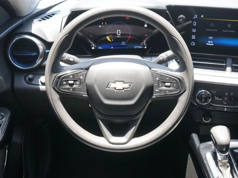 Used 2024 Chevrolet Trax LT FWD image 25