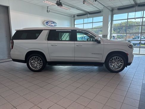 Used 2023 Chevrolet Suburban LT w/ Luxury Package AWD/4WD image 18