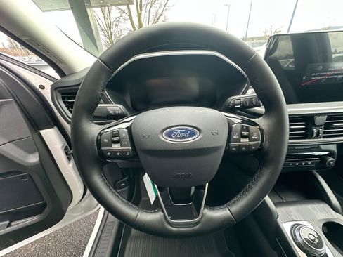 New 2025 Ford Escape SE FWD image 18