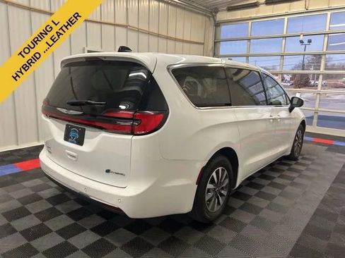 Used 2023 Chrysler Pacifica Touring-L FWD image 3