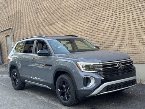 New 2026 Volkswagen Atlas Peak Edition AWD/4WD image 2