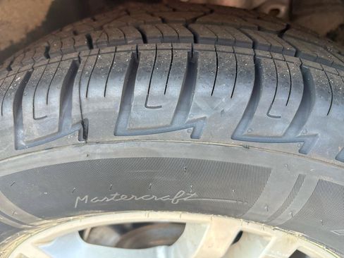 Used 2023 Ford Explorer XLT AWD/4WD image 6