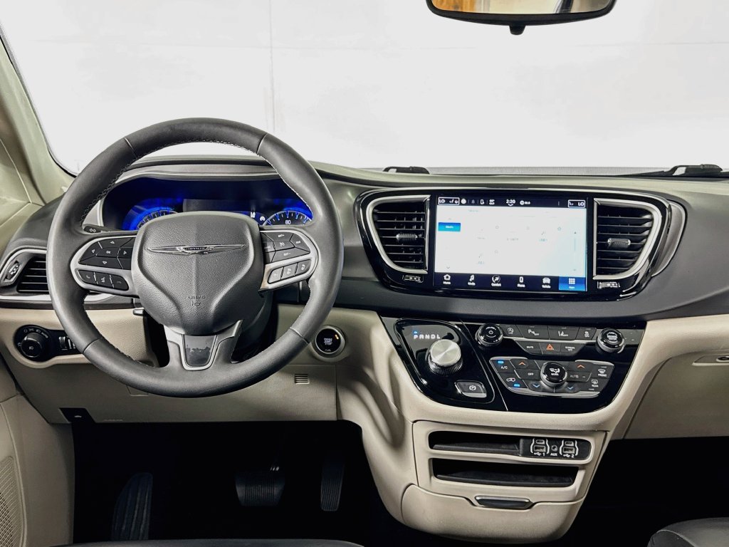 Used 2024 Chrysler Pacifica Touring-L FWD image 12