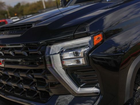 Used 2025 Chevrolet Silverado 2500 ZR2 w/ Technology Package image 3