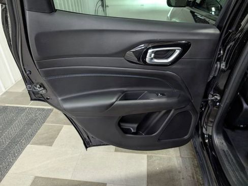 Used 2025 Jeep Compass Latitude w/ Convenience Group AWD/4WD image 8