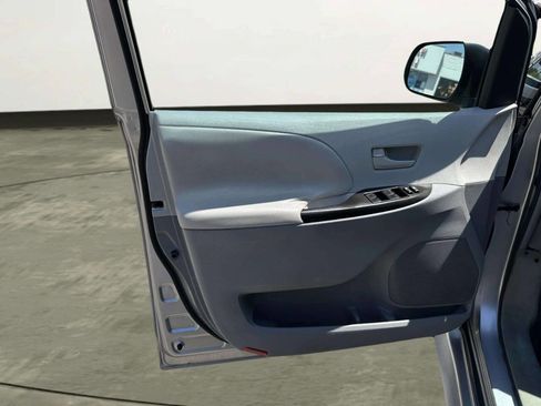 Used 2011 Toyota Sienna LE FWD image 11