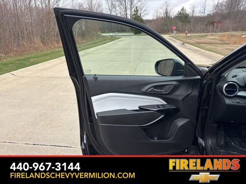 Used 2025 Chevrolet Trax LT w/ LT Convenience Package image 13