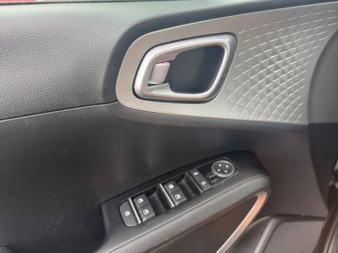 Used 2025 Kia Soul LX w/ LX Technology Package FWD image 30