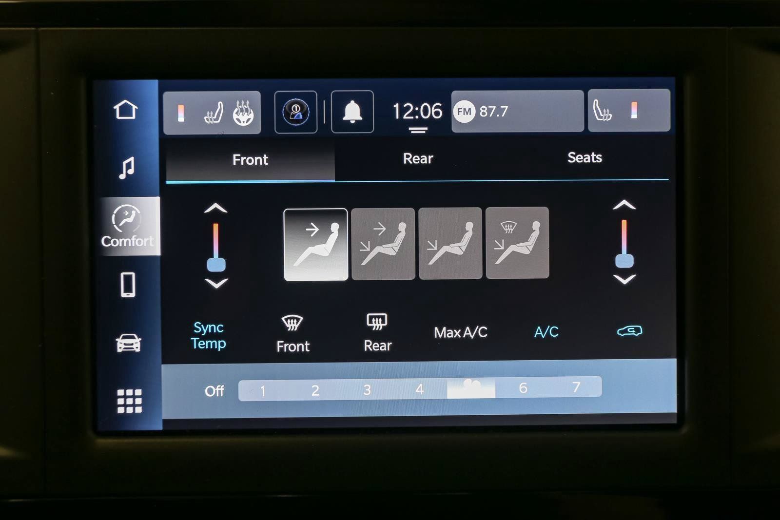Used 2024 Chrysler Voyager LX FWD image 26