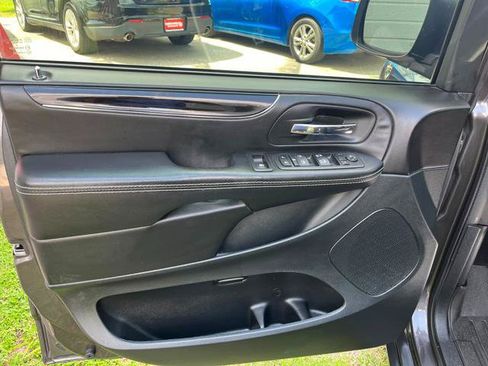Used 2017 Dodge Grand Caravan SXT w/ Blacktop Package FWD image 20