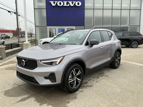 New 2026 Volvo XC40 B5 Core w/ Climate Package image 2