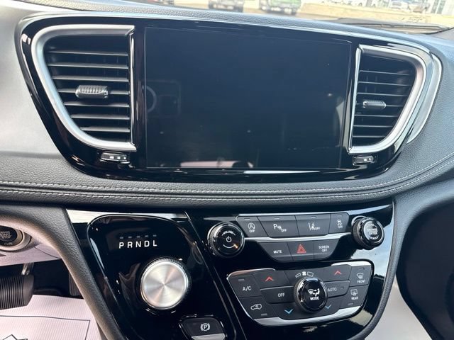 Used 2026 Chrysler Pacifica Limited FWD image 19