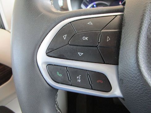 Used 2022 Chrysler Pacifica Limited image 32