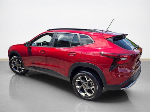Used 2024 Chevrolet Trax LT w/ Sunroof Package FWD image 6