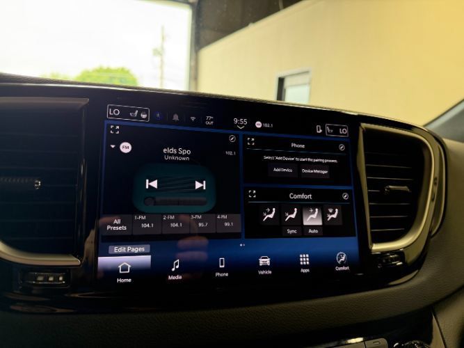 Used 2025 Chrysler Pacifica Select FWD image 13