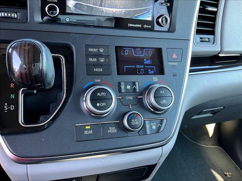 Used 2018 Toyota Sienna XLE Premium FWD image 15