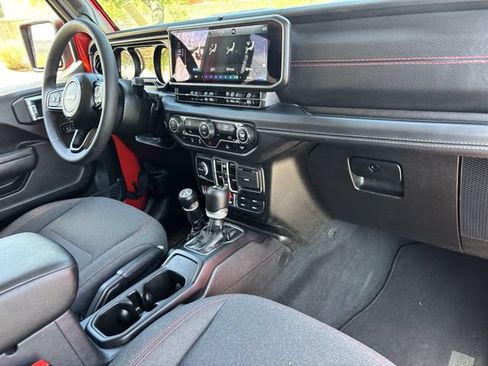 Used 2025 Jeep Wrangler Unlimited Rubicon AWD/4WD image 12