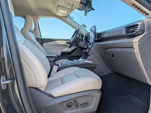 Certified 2022 Ford Explorer Platinum w/ Technology Package AWD/4WD image 12