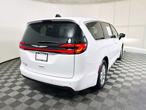 Used 2025 Chrysler Pacifica Select FWD image 3