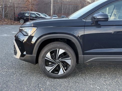New 2026 Volkswagen Taos SE image 9