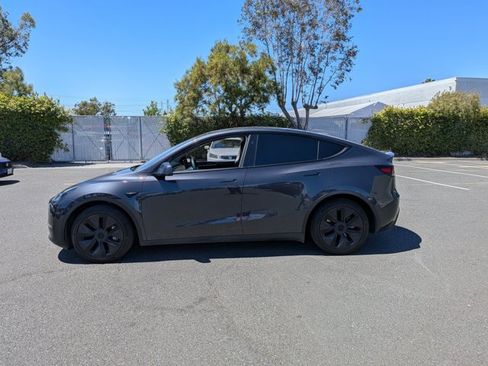 Used 2024 Tesla Model Y Long Range AWD/4WD image 8