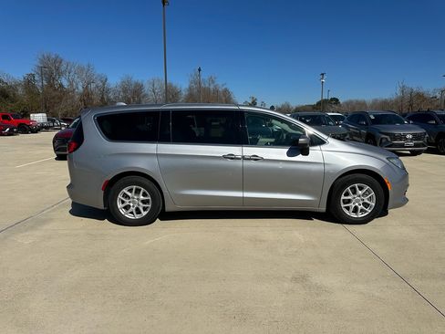 Used 2017 Chrysler Pacifica Touring image 4