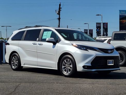 Used 2025 Toyota Sienna XLE w/ XLE Plus Package AWD/4WD image 34
