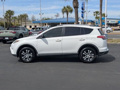 Used 2018 Toyota RAV4 LE image 9