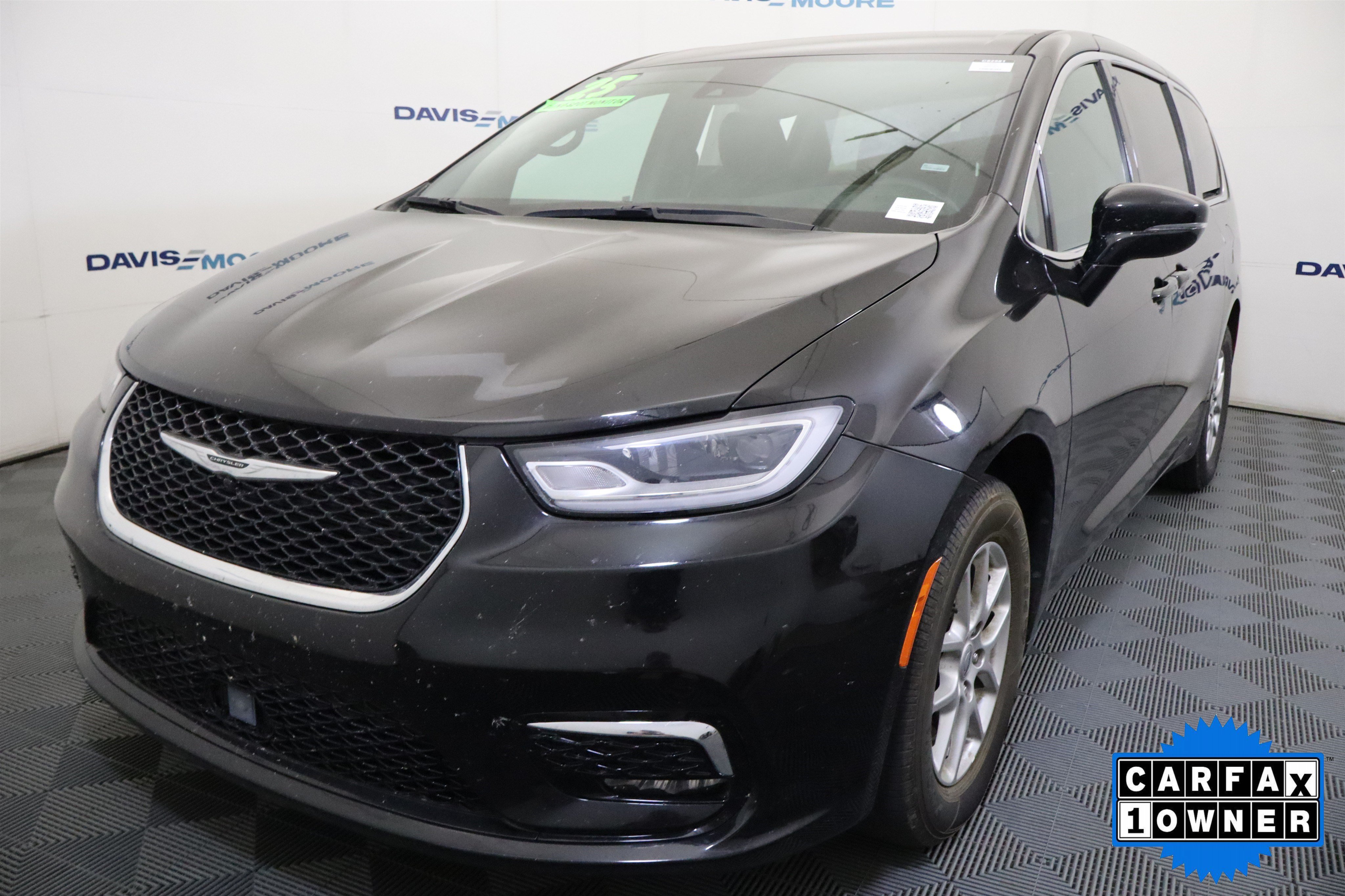 Used 2025 Chrysler Pacifica Select FWD image 12