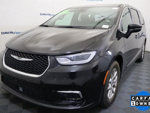Used 2025 Chrysler Pacifica Select FWD image 12