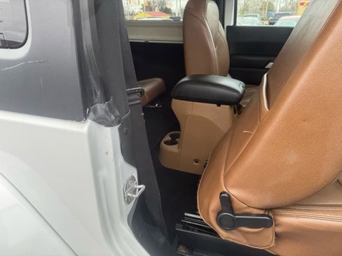 Used 2017 Jeep Wrangler Sahara w/ Connectivity Group image 33