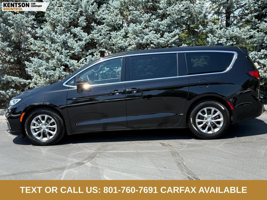 Used 2026 Chrysler Pacifica Limited FWD image 4