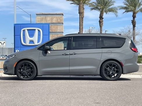 Used 2023 Chrysler Pacifica Touring-L w/ Uconnect Theater Family Group image 8