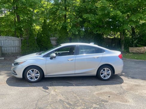 Used 2016 Chevrolet Cruze LT FWD image 2