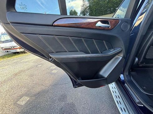 Used 2015 Mercedes-Benz ML 63 AMG 4MATIC 4dr ML 63 AMG image 19