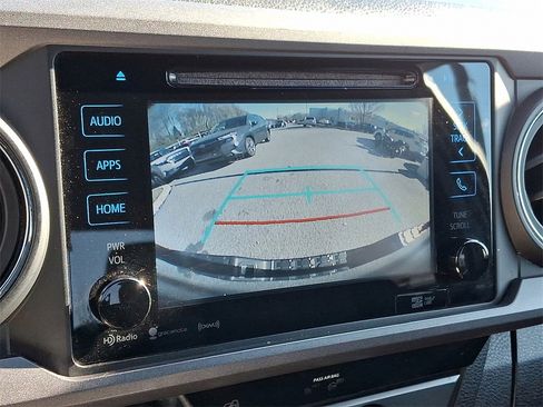 Used 2018 Toyota Tacoma TRD Sport image 17