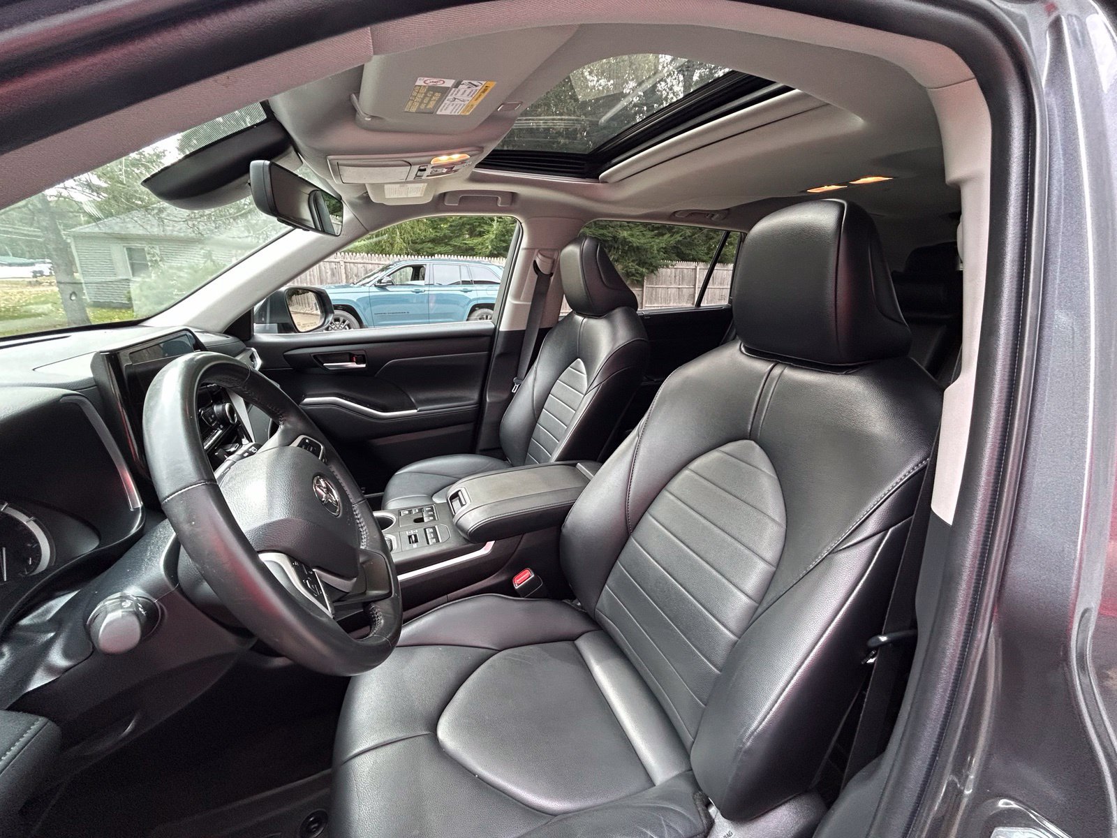 Used 2023 Toyota Highlander XLE AWD/4WD image 14